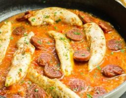 Pollo en salsa de chorizo