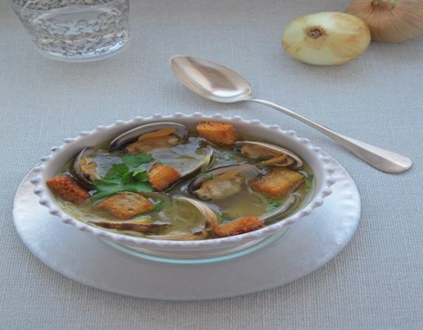 Receta de Sopa de cebolla y almejas