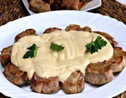 Solomillo de cerdo en salsa de queso