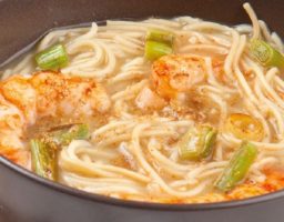 Sopa de fideos y gambas