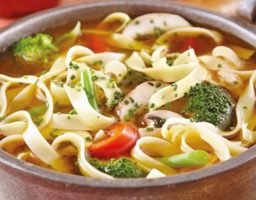 Sopa de tallarines con pollo