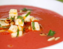 Sopa de tomate con hierbas aromáticas