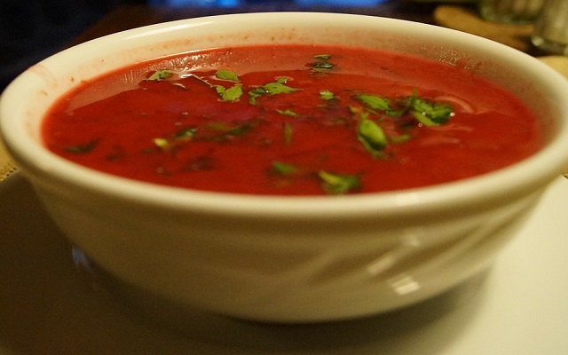 Sopa de tomate con hierbas aromáticas