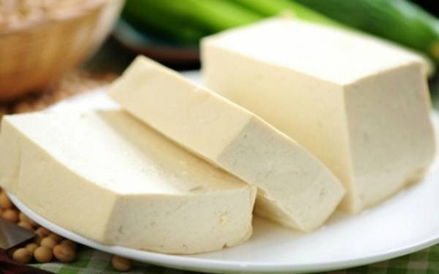 Ensalada de tofu marinado, aguacate y canónigos