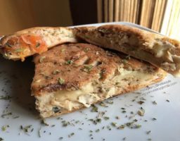 Focaccia rellena de atún