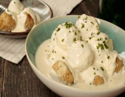 Receta de Albóndigas de pollo con salsa queso