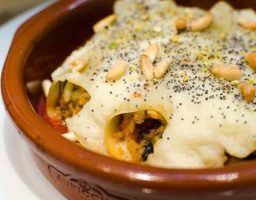 Canelones de seitán con bechamel