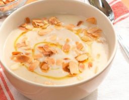 Crema de coliflor con almendras