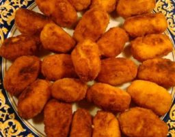 Croquetas de pollo y huevo duro