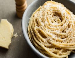 Espaguetis Cacio e Pepe