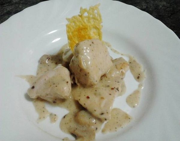Pollo en salsa de trufa blanca