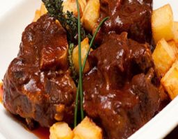 Rabo de toro estofado al vino tinto