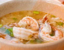 Sopa de arroz con gambas