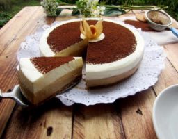 Tarta fresca de café y nata