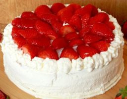 Tarta de fresas con nata