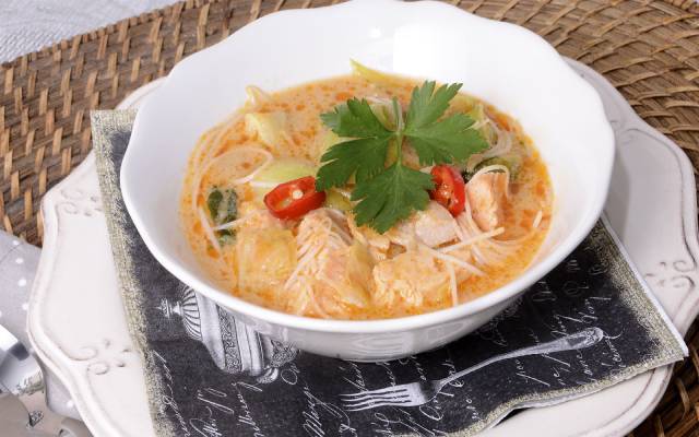 Sopa de salmón estilo thai
