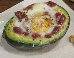 Aguacate al horno con jamón