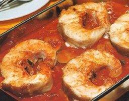 Congrio al horno con tomate