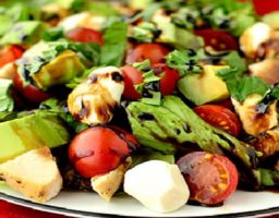 Ensalada caprese con aguacate