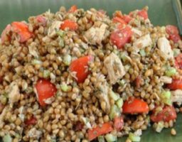 Ensalada con trigo americano y atún
