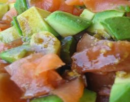 Ensalada de aguacate y salmón ahumado
