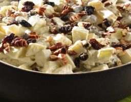 Ensalada de manzana, piña y nueces