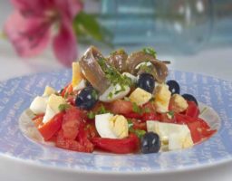 Ensalada con huevos y anchoas