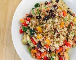 ensalada de arroz integral con aguacate