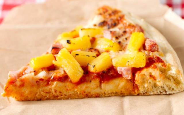 Pizza con piña hawaiana