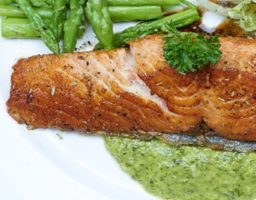 Lomos de merluza con salsa de espárragos