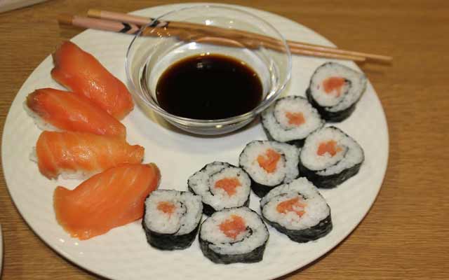 Sushi con salmón ahumado