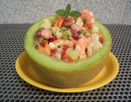 Melón relleno de marisco