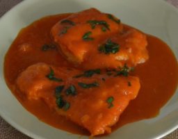 Merluza con salsa de pimientos