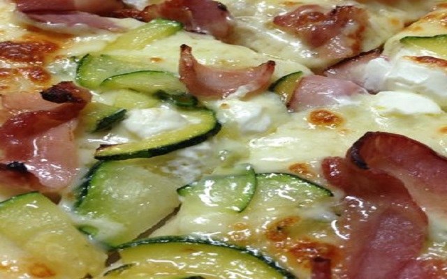 Pizza de calabacín y bacon