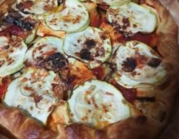 Pizza de hojaldre con verduras