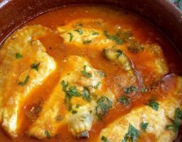 Rodaballo con salsa de tomate