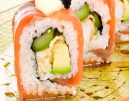 Sushi con salmón ahumado