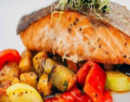 Salmón al horno con patatas y verduras