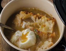 Sopa de cebolla con huevo poche