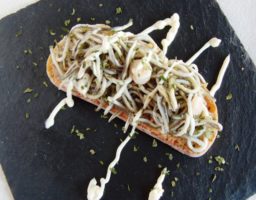 Receta de Tostadas de gulas y gambas