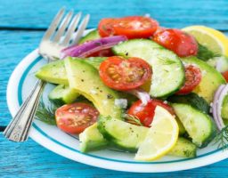 Ensalada de Aguacate, Pepino y Tomate