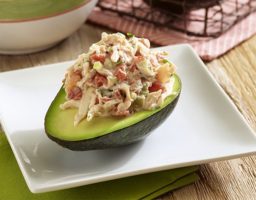 Aguacates rellenos con ensalada