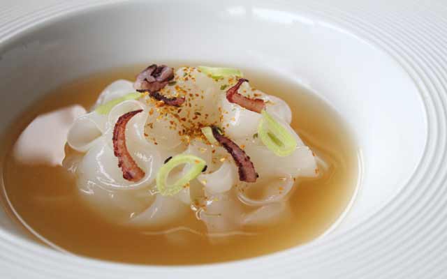 Sopa aromática con calamares