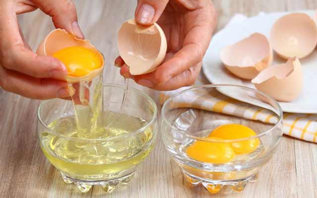 Aguacate al horno con huevo