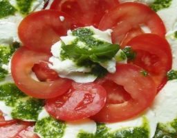 Ensalada caprese con salsa pesto