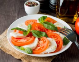 Ensalada caprese con albahaca
