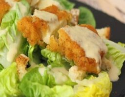 Ensalada césar con pollo empanado