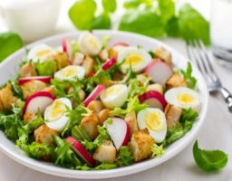 Ensalada con huevos de codorniz