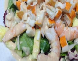 Ensalada con piña y langostinos