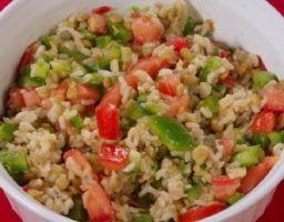 Ensalada de arroz integral con verduras